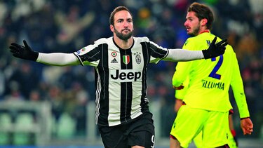 Juventus golea al Bolonia con acento argentino
