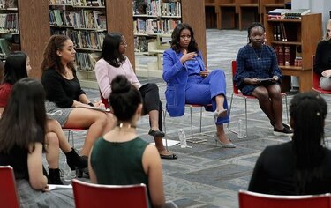 Michelle Obama visita escuela en Chicago; habla de su libro