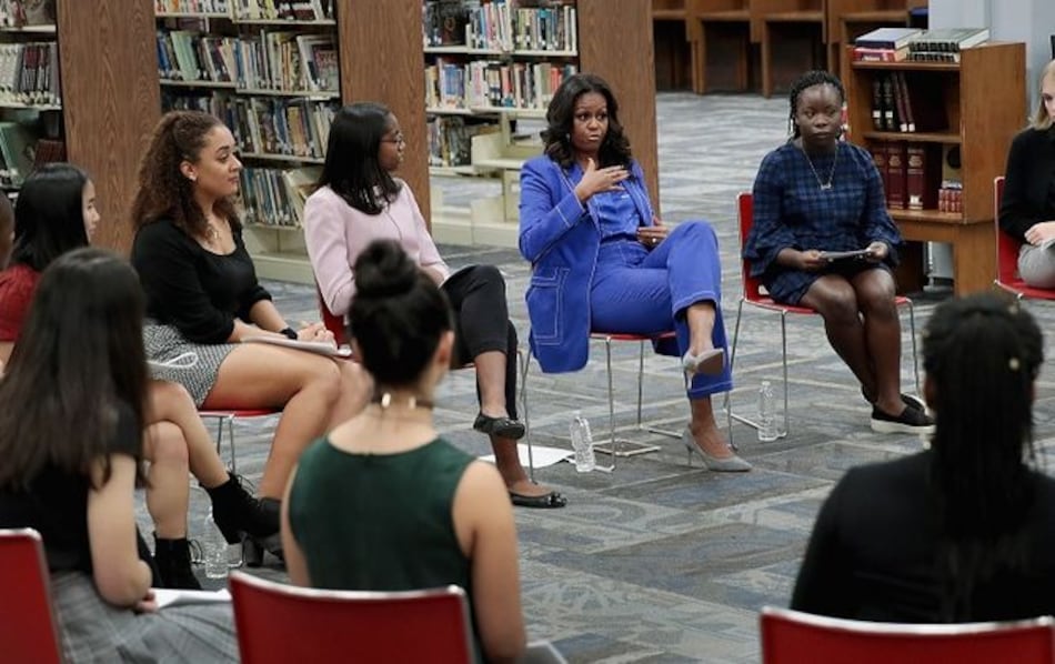 Michelle Obama visita escuela en Chicago; habla de su libro