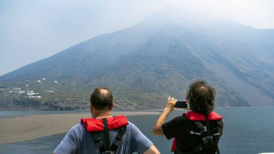 Pueblo al pie de volcán Stromboli amaneció bajo capa de cenizas