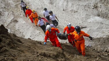 Continúa la búsqueda de víctimas de un alud en Guatemala