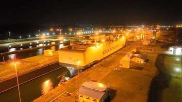 Canal de Panamá registra el tránsito del portavehículos más grande del mundo