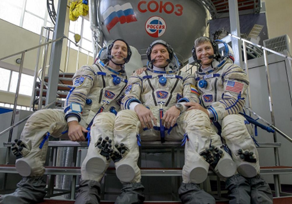 Nave rusa desembarca a tres astronautas en la Estación Espacial Internacional