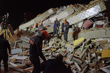 Socorristas se afanan en la zona del sismo que causó al menos 29 muertos en Turquía