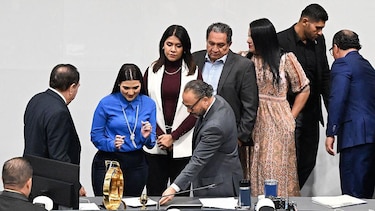 El Salvador aprueba el cambio constitucional impulsado por Bukele para permitir la cadena perpetua