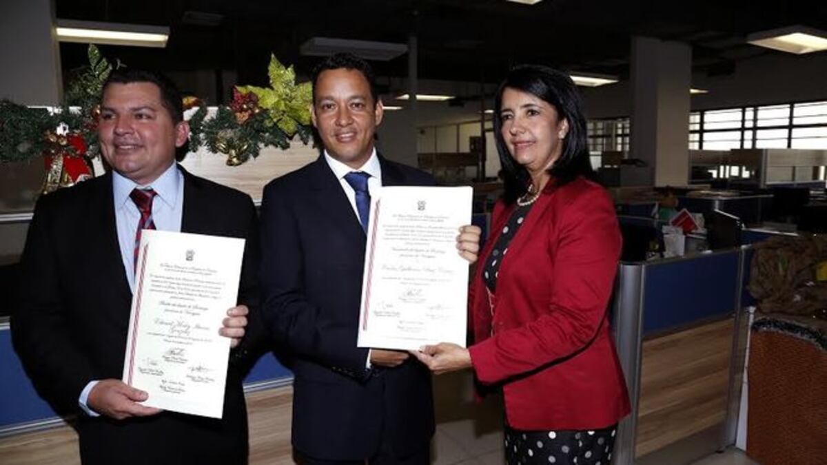 Moley Ibarra recibe credencial como alcalde electo de Santiago