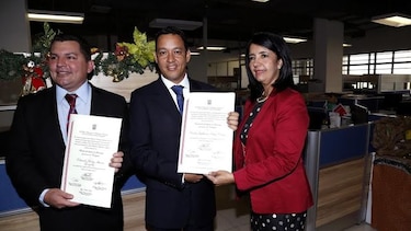 Moley Ibarra recibe credencial como alcalde electo de Santiago