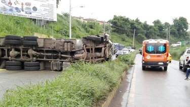 Camión se vuelca en el Centenario