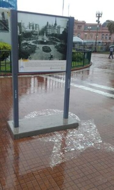 Madres de Plaza de Mayo rechazan carteles instalados sobre sus pañuelos