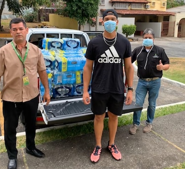 Daniel Espino, el lanzallamas panameño, realiza donación y quiere que otros deportistas lo imiten
