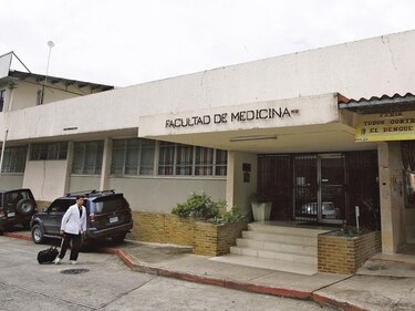 Cancelan becas para medicina