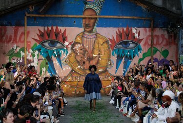 La Semana de la Moda de Sao Paulo rinde homenaje a los Sin Techo con un ‘baño de hierbas’