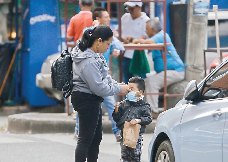 Toque de queda y un hospital exprés para contener el virus