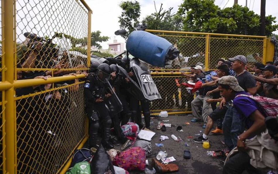 Nuevo grupo de hondureños rompen cerco policial en intento de unirse a caravana