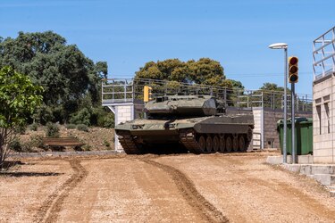 El primer envío de tanques Leopard españoles con destino a Ucrania sale del puerto de Santander