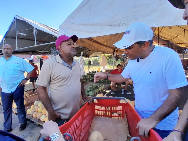 Lombana comienza su campaña con un recorrido en Merca Panamá y se suma Eduardo Quirós