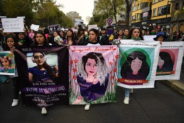 Mujeres gritan su indignación en palacio presidencial de México tras brutal feminicidio