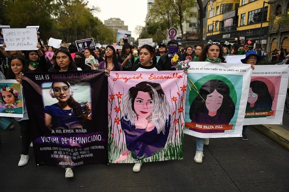 Mujeres gritan su indignación en palacio presidencial de México tras brutal feminicidio