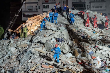 Al menos 26 muertos tras fuerte sismo que sacudió Turquía y Grecia