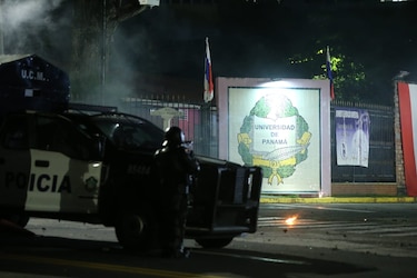Manifestantes y policías se enfrentan en los predios de la Universidad de Panamá