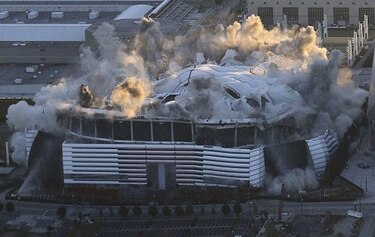 Demuelen el Georgia Dome de Atlanta con una implosión planificada