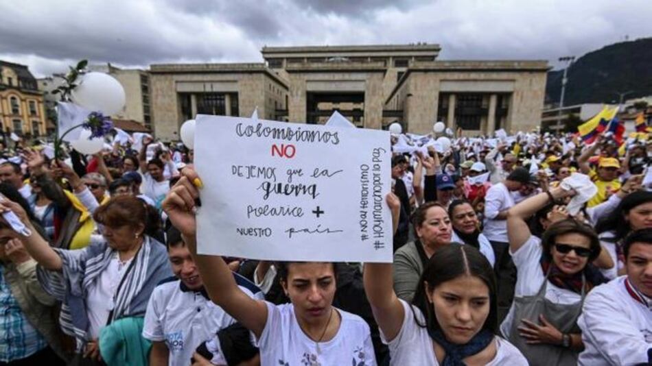 Colombianos en las calles para condenar la violencia