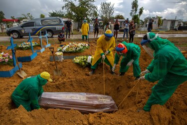 Brasil supera las 300 mil muertes por coronavirus