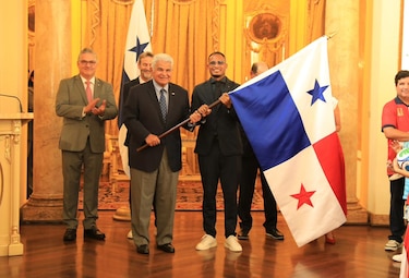 Mulino entrega pabellón nacional a La Roja y pasaporte panameño a Thomas Christiansen