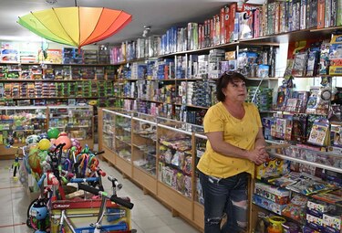 Cerca del frente en Ucrania, la vida renace pese a la amenaza de la guerra