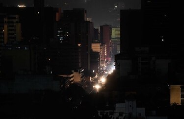 Saqueos golpean a estado petrolero de Venezuela tras una semana de apagones
