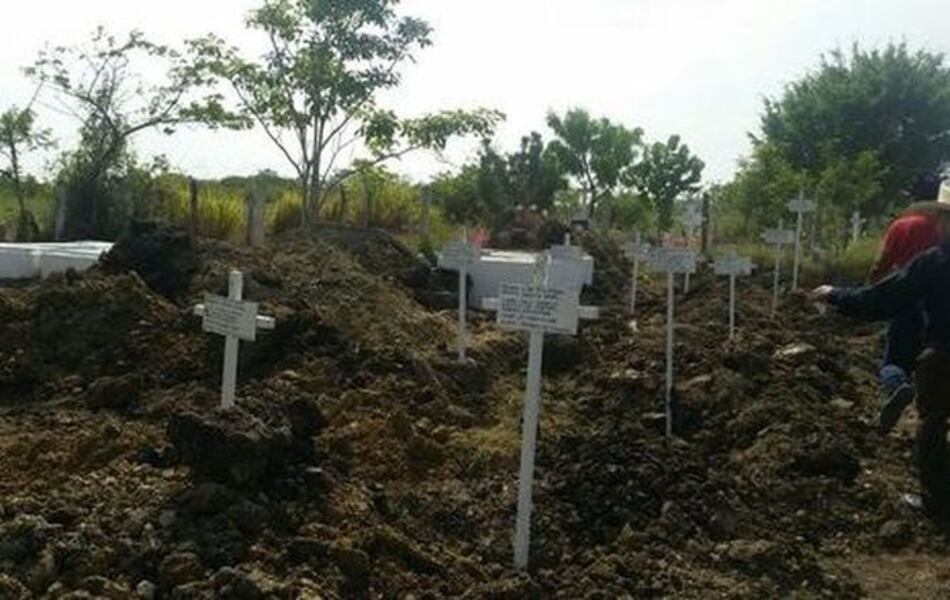 México: trasladan cuerpos no reclamados a fosa común por falta de espacio