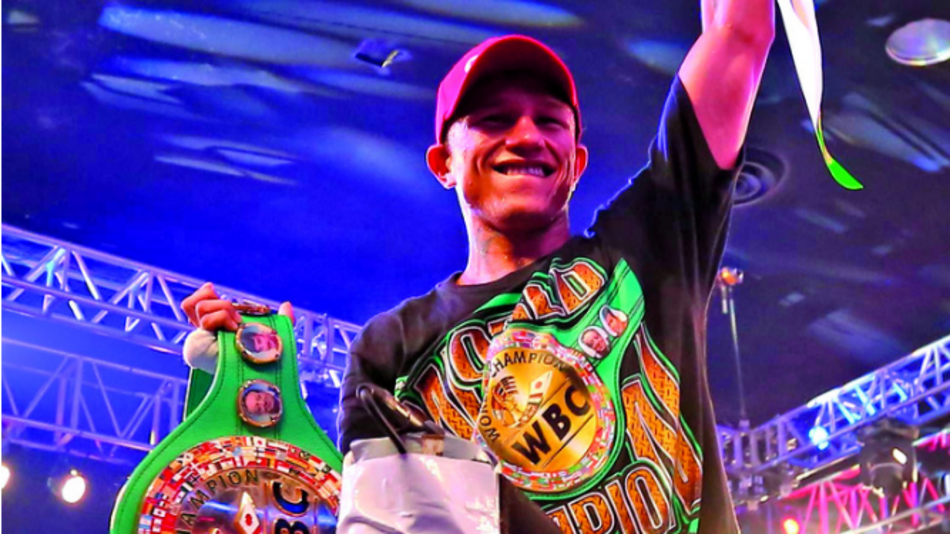 Berchelt noquea a Awuku y retiene título