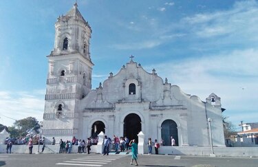 Ejecutivo dona $150 mil a fundación vinculada a diputada Dana Castañeda