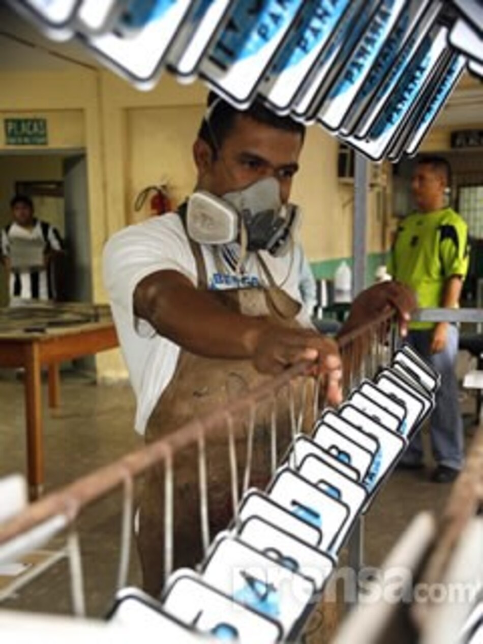 Hay seis mil placas vehiculares sin retirar en Panamá