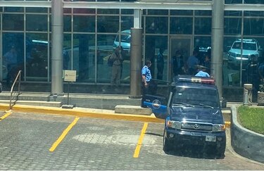 Policía de Nicaragua retiene a periodistas que cubrían allanamiento a medio opositor
