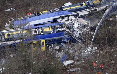 Dos trenes chocan de frente y se reportan 10 muertos