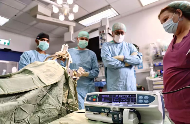 ¿Quién es el médico panameño que participó en la cirugía génica en Israel?