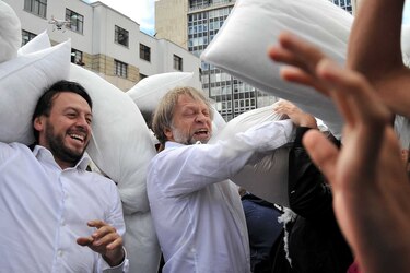 Fotos: Colombianos realizan multitudinaria guerra de almohadas a favor de la paz