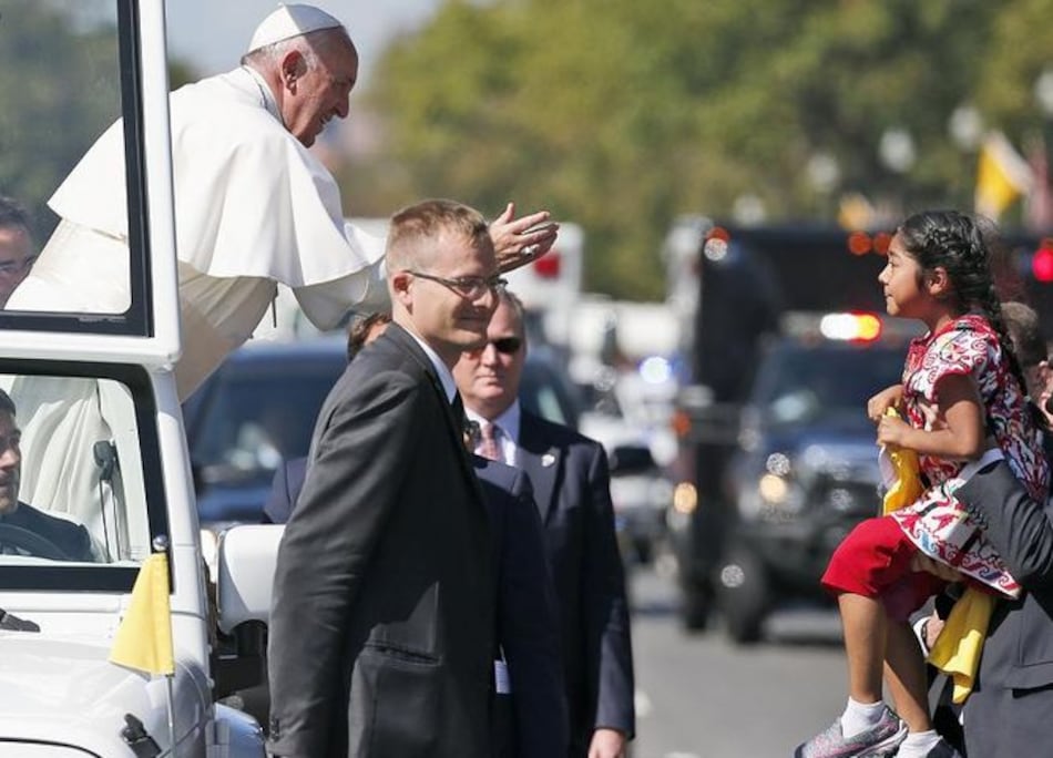 Niña da mensaje de inmigración al papa Francisco