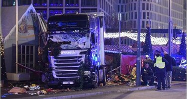 Elevan a 12 el número de muertos por camión en mercado navideño