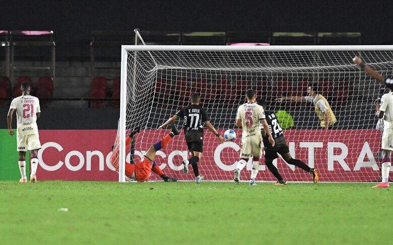 El gol de Ángel Caicedo que silenció al Saprissa en Panamá