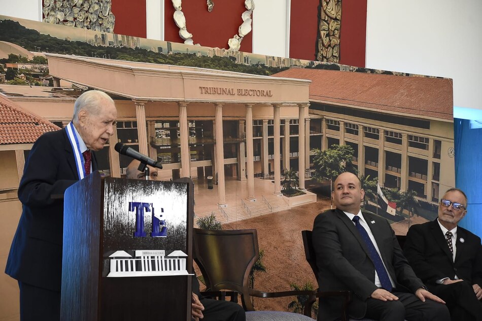 Tribunal Electoral condecora a Luis H. Moreno