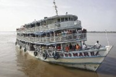 Naufraga barco en el río Amazonas