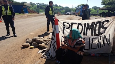 Indígenas cierran paño en vía Interamericana; Vicepresidenta llega a Tolé