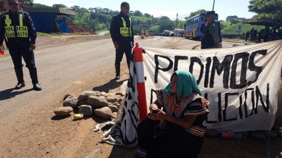 Indígenas cierran paño en vía Interamericana; Vicepresidenta llega a Tolé