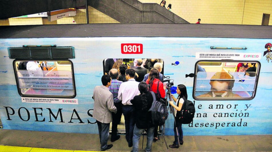Versos de Neruda en el Metro chileno