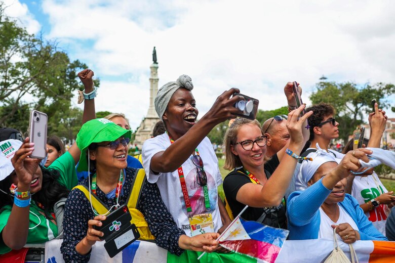 JMJ: jóvenes se vuelcan a las calles para saludar al papa Francisco
