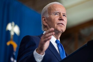 Biden condena la violencia política y acusa a Trump de atacar la democracia