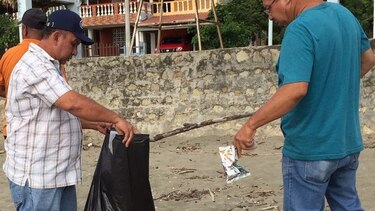 Recogen basura contaminante en playa El Uverito