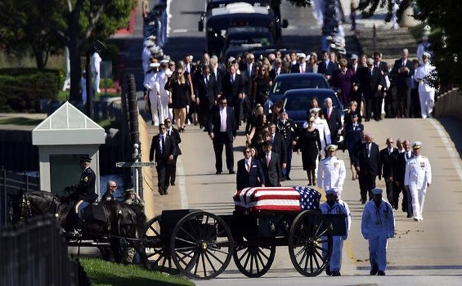 John McCain es enterrado en la Academia Naval de Annapolis